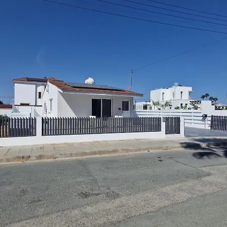 Modern House In Touristic Pyla - Oroklini! Prázdninový dům Larnaca